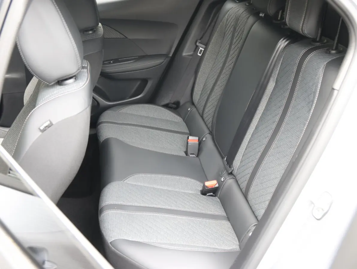 1.2 100 Allure | Navigatie | Keyless Entry | Cruise Control