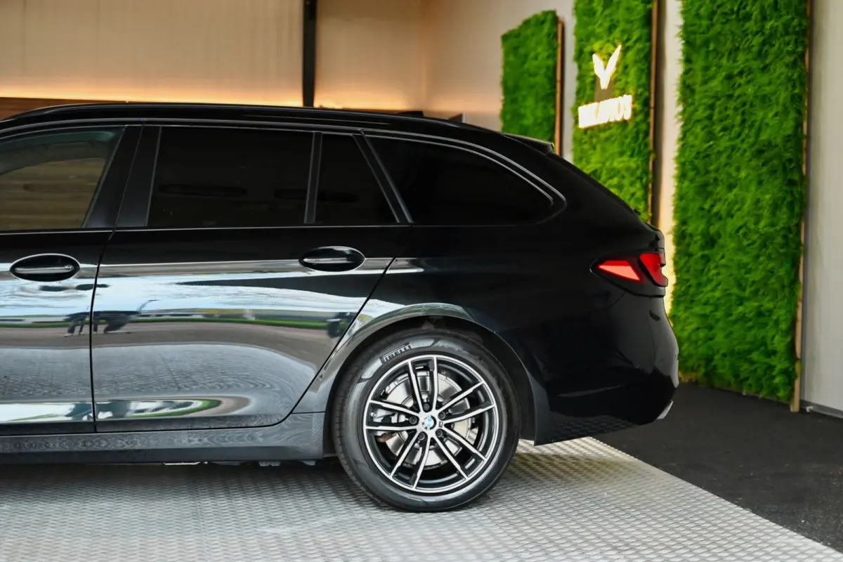 530e xDrive High Executive - Active Cruise Control - Keyless Entry - Sfeerverlichting - Memory - HiFi -