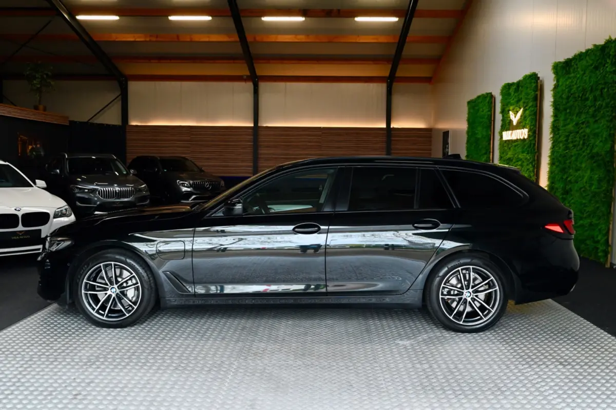 530e xDrive High Executive - Active Cruise Control - Keyless Entry - Sfeerverlichting - Memory - HiFi -