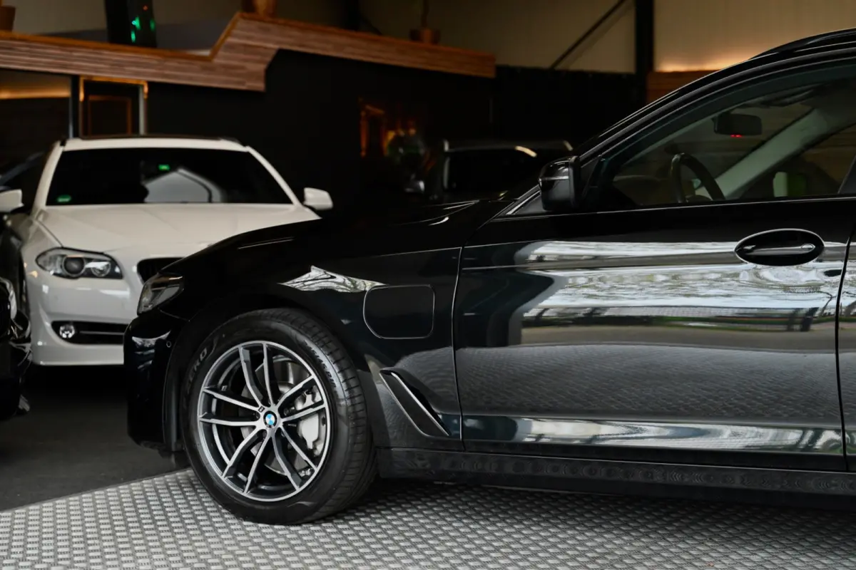 530e xDrive High Executive - Active Cruise Control - Keyless Entry - Sfeerverlichting - Memory - HiFi -