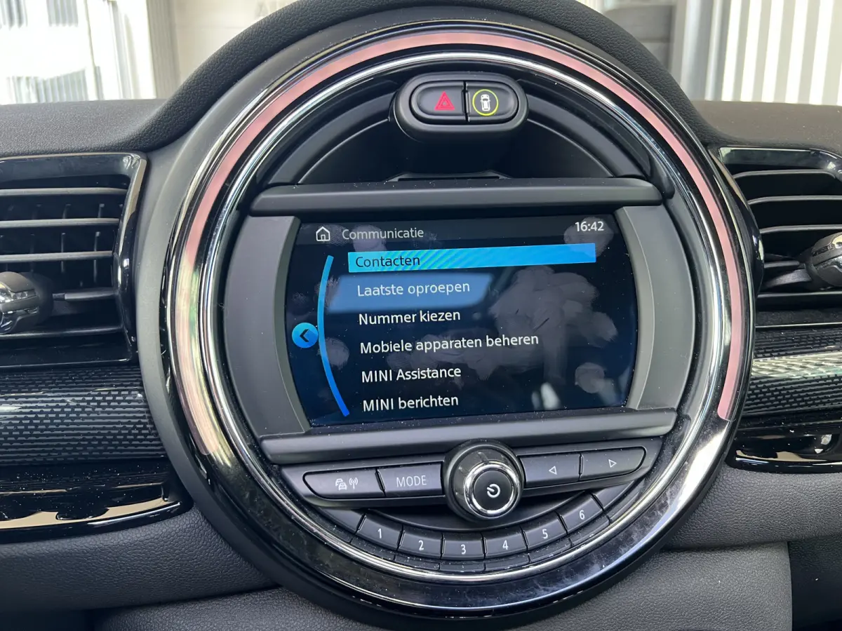 Mini 1.5 Cooper Chili | AUTOMAAT | SCHUIF/KANTELDAK | CARPLAY/ANDROID | NAVI | CRUISE CONTROL | PDC | CLIMATE CONTROL | LMV 18'' | STOELVERWARMING | KEYLESS | LED | BLUETOOTH | ALL-SEASON BA