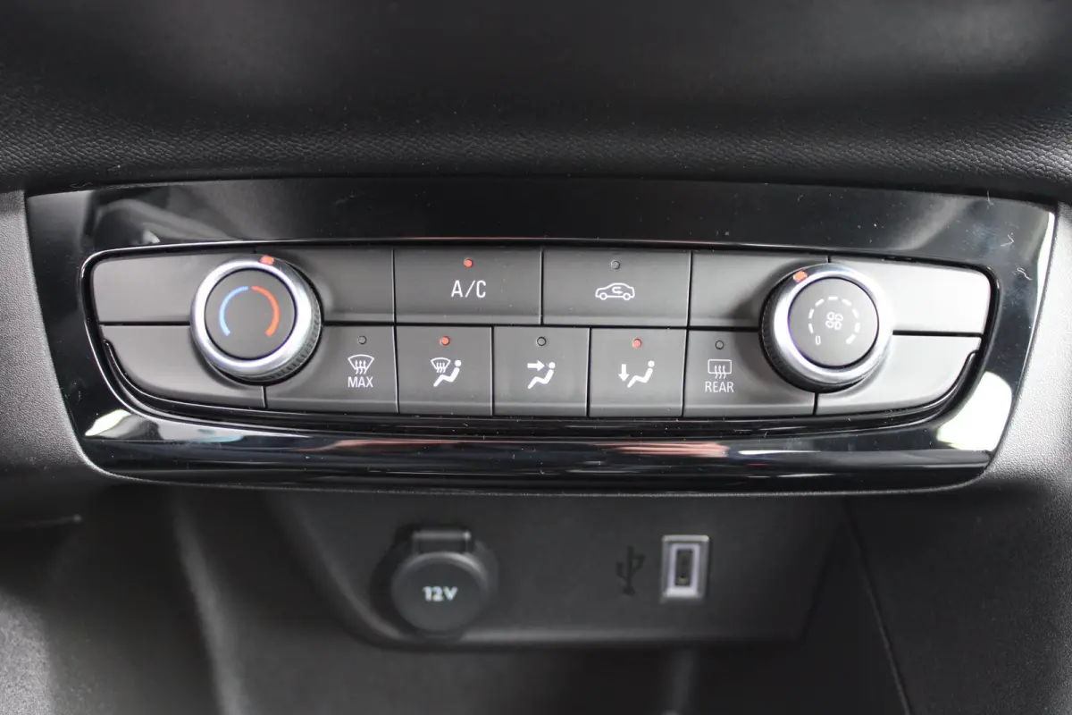 Edition Hybrid 110pk Automaat / Navigatie via Carplay / Camera / Parkeersensoren / Dodehoek / Airco / LED| Voorraadvoordeel !