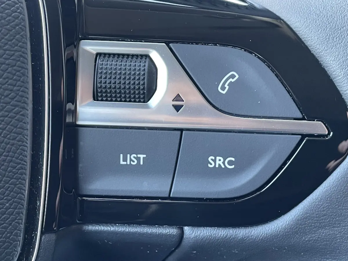 100pk Allure Pack (Camera - Automatische Airco - i-cockpit - Navigatie - 17" - Apple Carplay - LED)