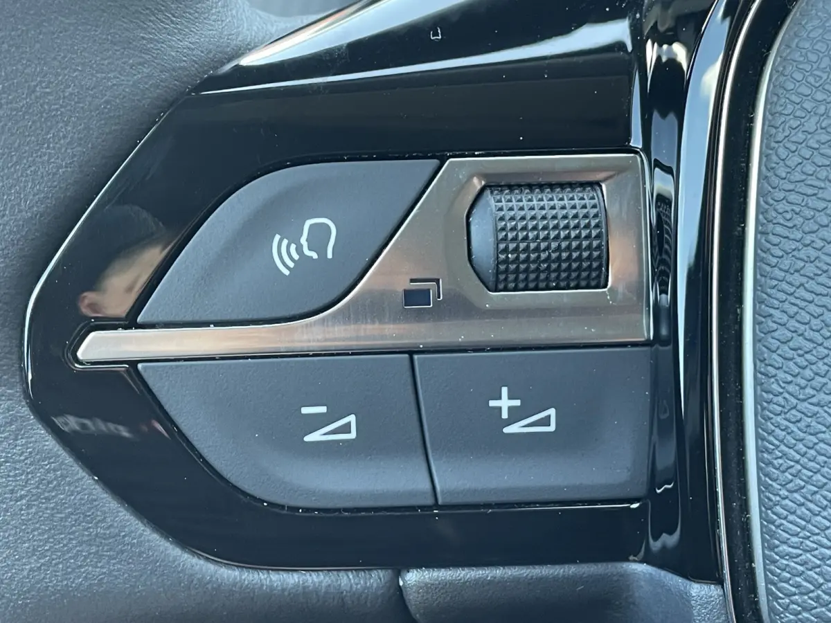 100pk Allure Pack (Camera - Automatische Airco - i-cockpit - Navigatie - 17" - Apple Carplay - LED)
