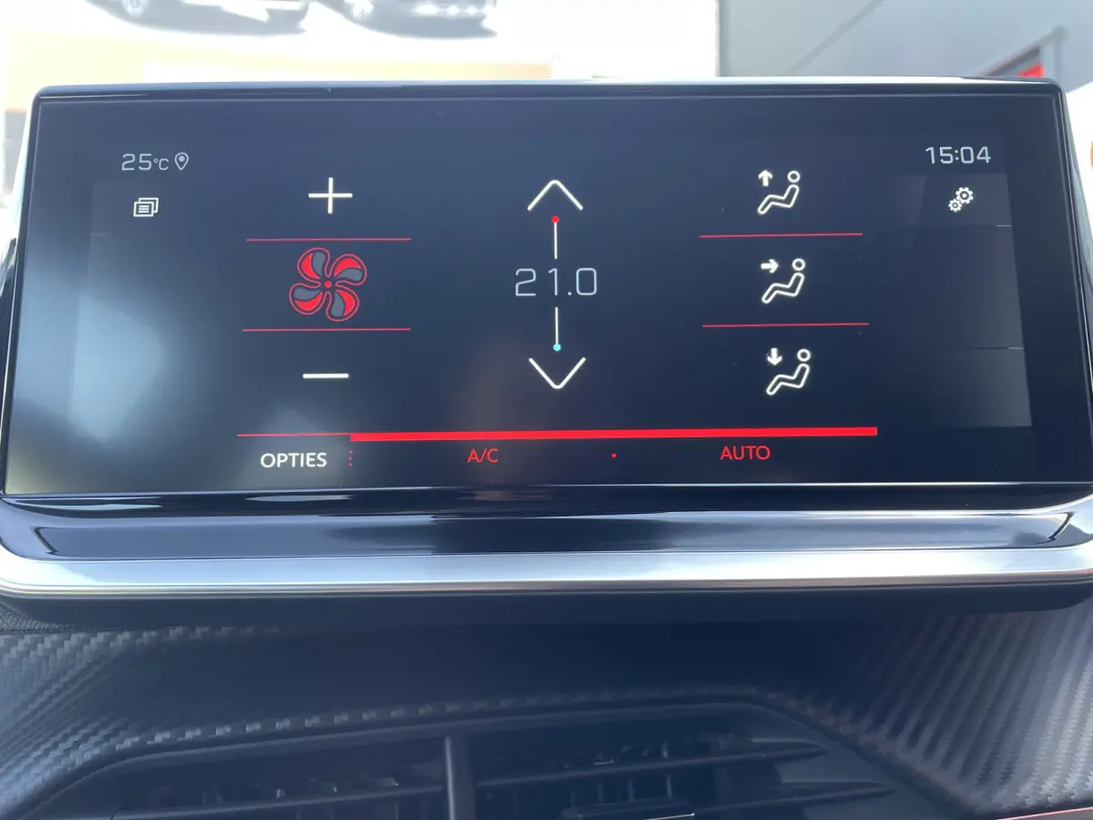 100pk Allure Pack (Camera - Automatische Airco - i-cockpit - Navigatie - 17" - Apple Carplay - LED)