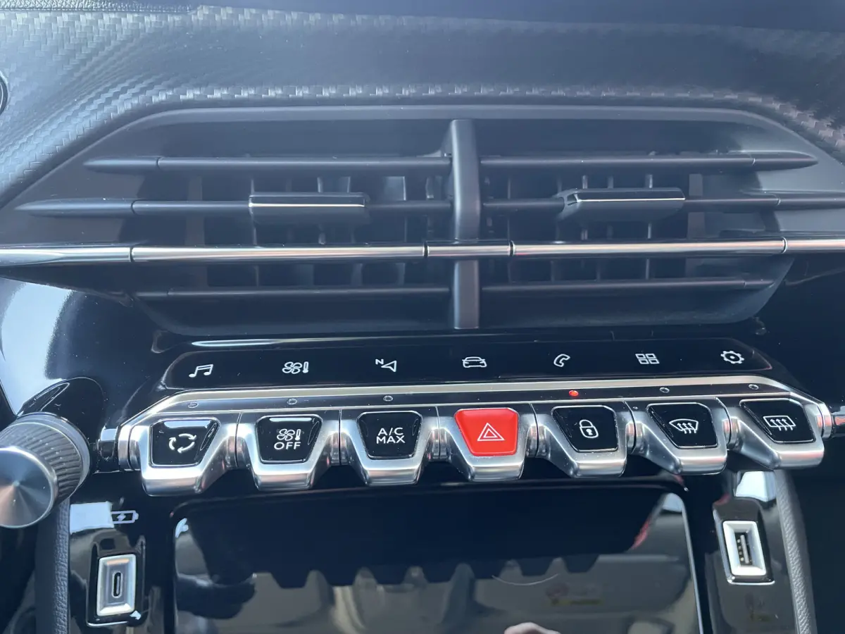 100pk Allure Pack (Camera - Automatische Airco - i-cockpit - Navigatie - 17" - Apple Carplay - LED)