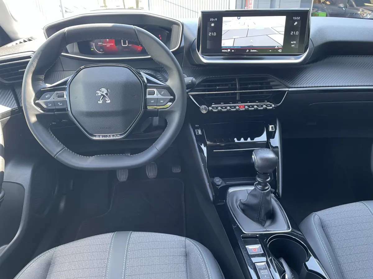 100pk Allure Pack (Camera - Automatische Airco - i-cockpit - Navigatie - 17" - Apple Carplay - LED)