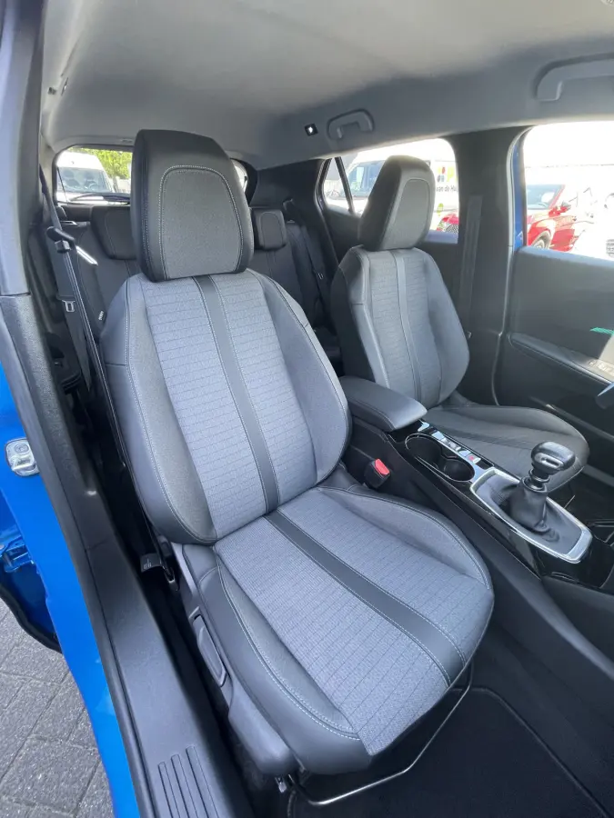 100pk Allure Pack (Camera - Automatische Airco - i-cockpit - Navigatie - 17" - Apple Carplay - LED)