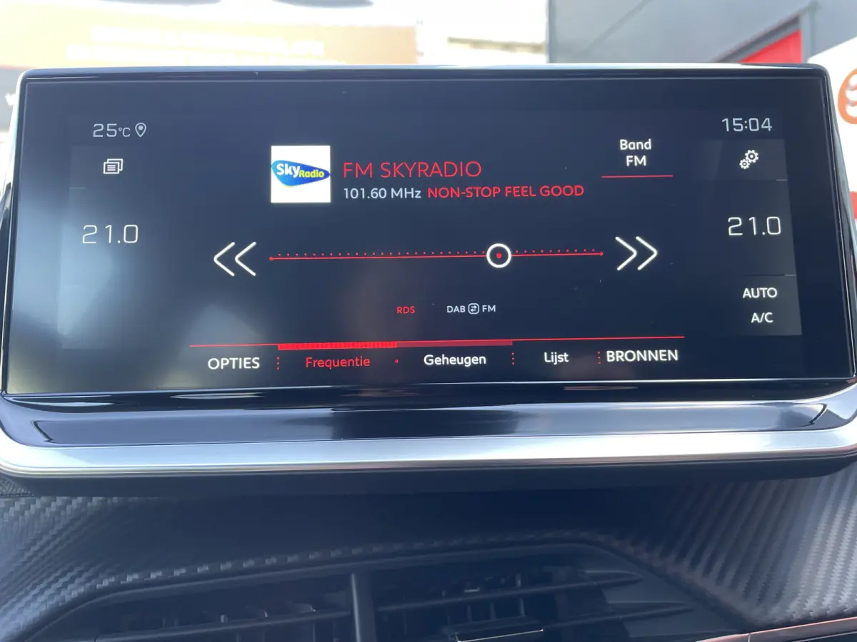 100pk Allure Pack (Camera - Automatische Airco - i-cockpit - Navigatie - 17" - Apple Carplay - LED)