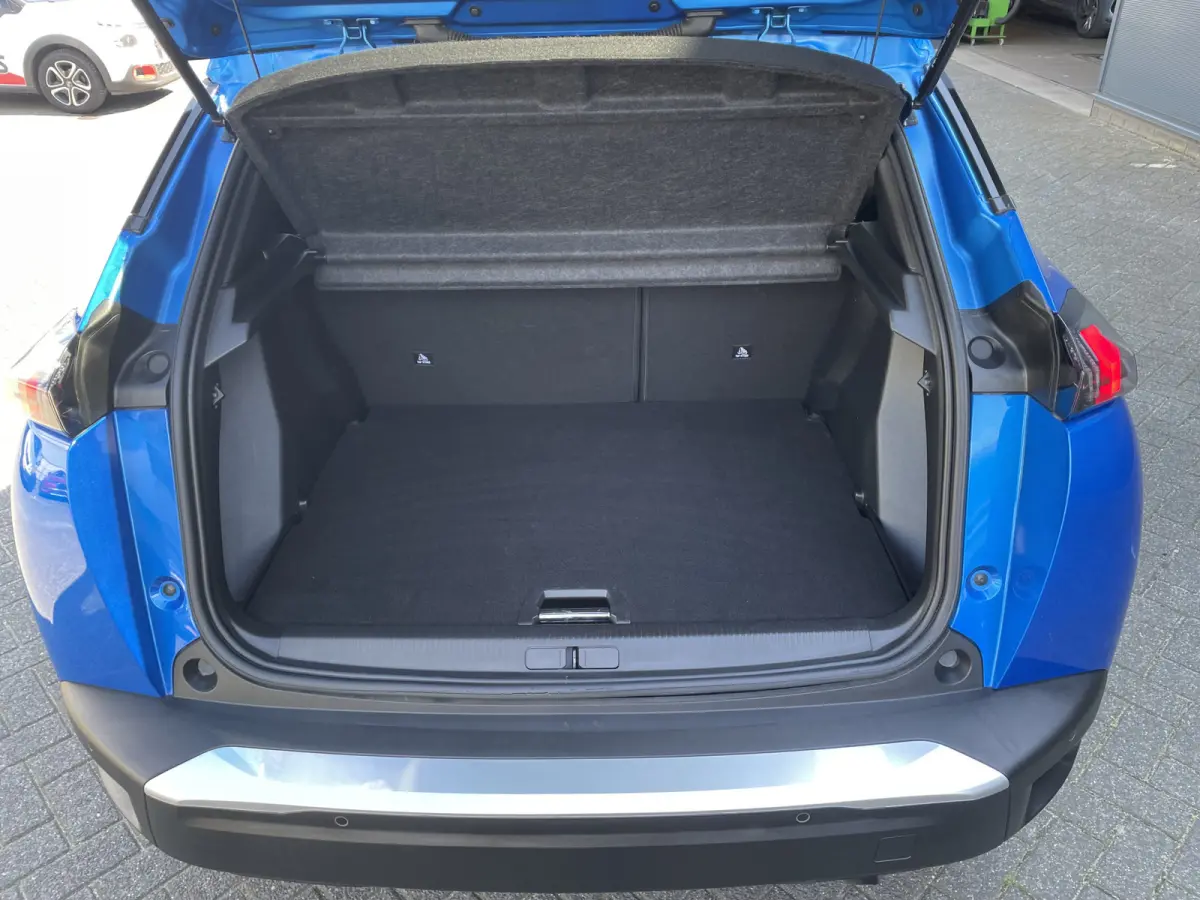 100pk Allure Pack (Camera - Automatische Airco - i-cockpit - Navigatie - 17" - Apple Carplay - LED)