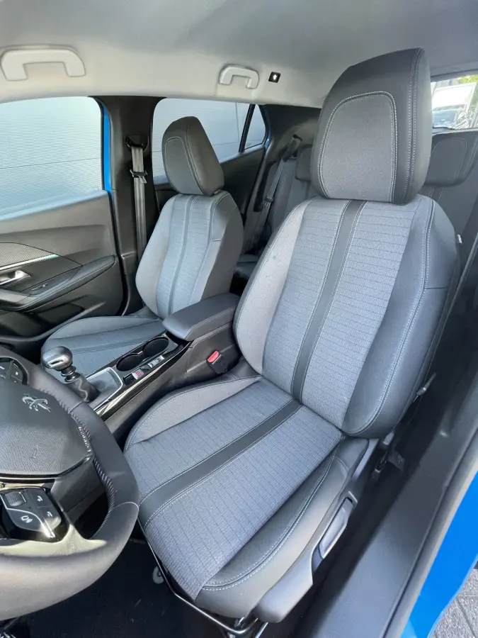 100pk Allure Pack (Camera - Automatische Airco - i-cockpit - Navigatie - 17" - Apple Carplay - LED)