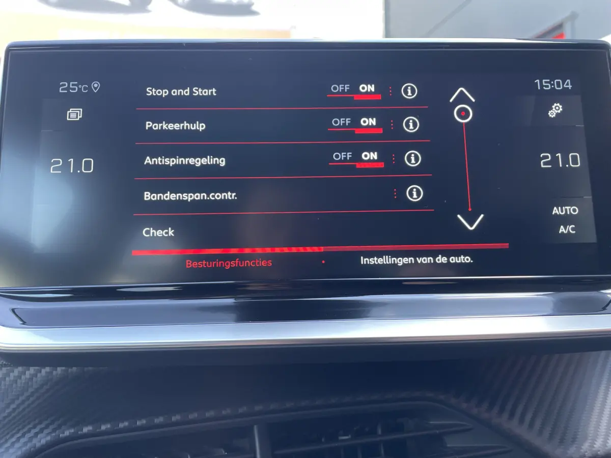 100pk Allure Pack (Camera - Automatische Airco - i-cockpit - Navigatie - 17" - Apple Carplay - LED)