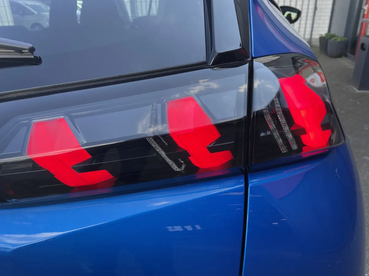 100pk Allure Pack (Camera - Automatische Airco - i-cockpit - Navigatie - 17" - Apple Carplay - LED)