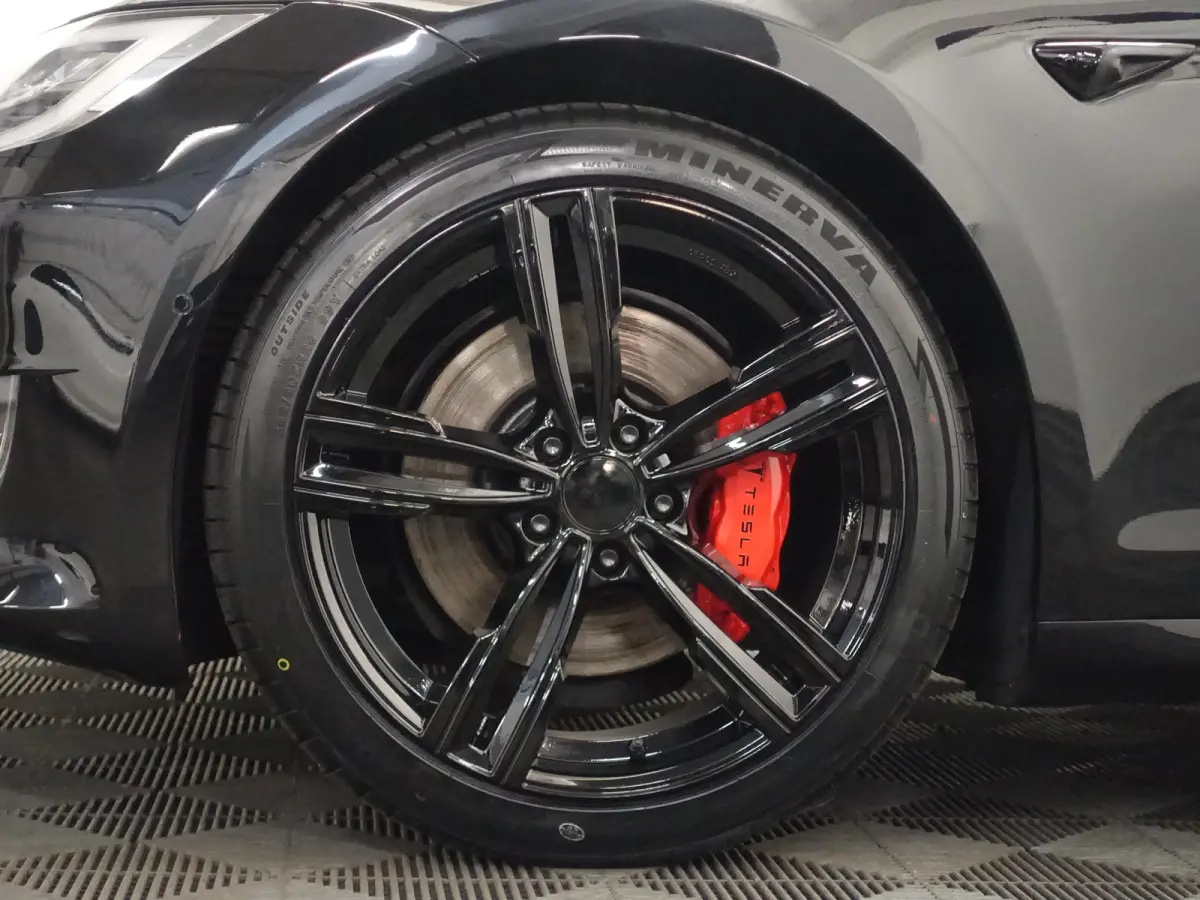 75 Base Black Pack- SOH 88%, Panoramadak,  Alcantara Interieur afwerking, Autopilot