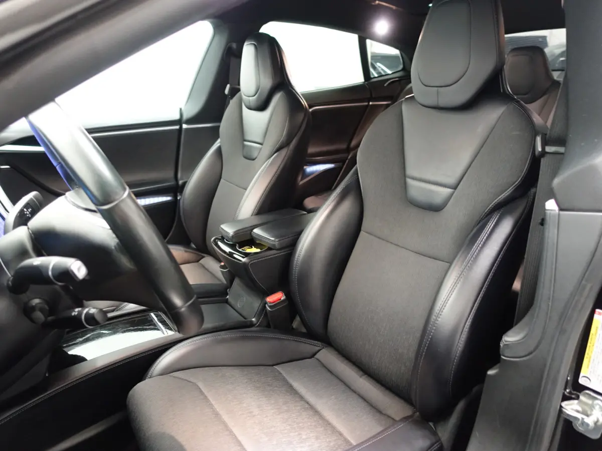 75 Base Black Pack- SOH 88%, Panoramadak,  Alcantara Interieur afwerking, Autopilot