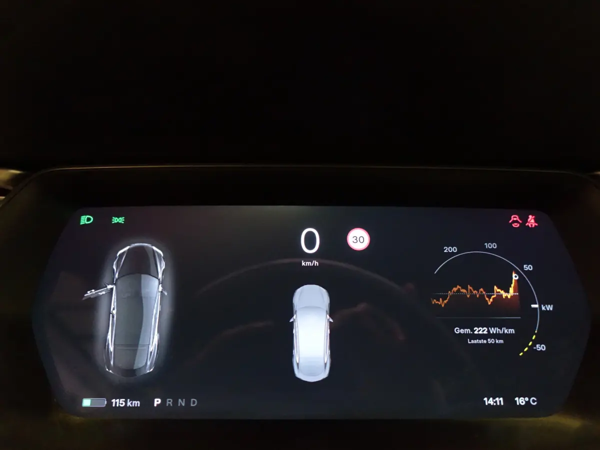 75 Base Black Pack- SOH 88%, Panoramadak,  Alcantara Interieur afwerking, Autopilot