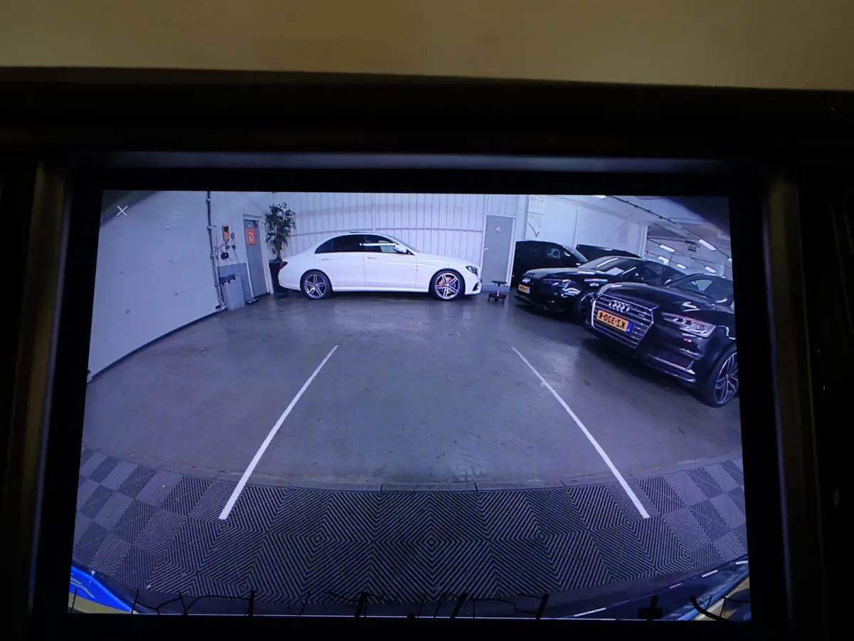 75 Base Black Pack- SOH 88%, Panoramadak,  Alcantara Interieur afwerking, Autopilot