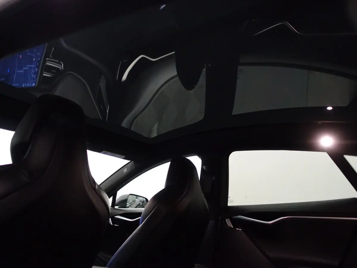 75 Base Black Pack- SOH 88%, Panoramadak,  Alcantara Interieur afwerking, Autopilot