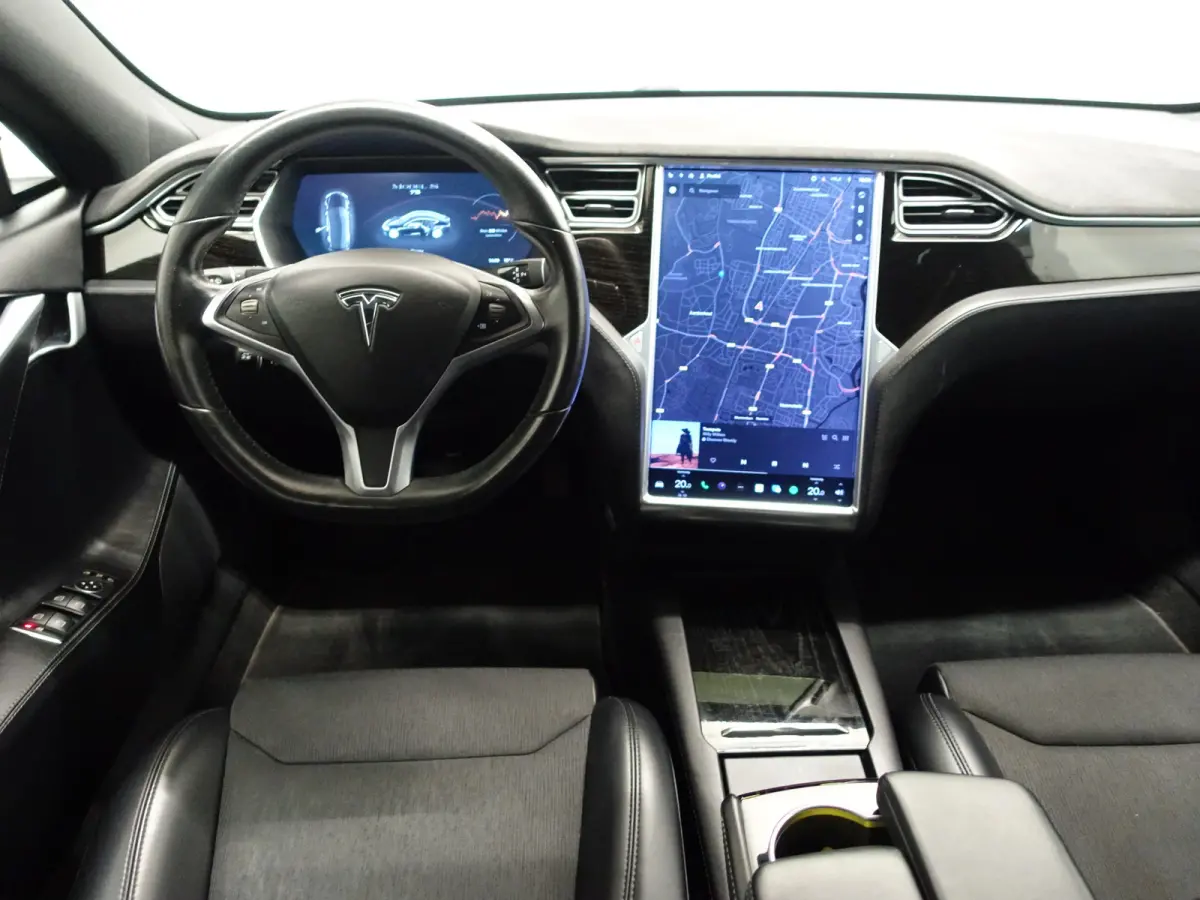 75 Base Black Pack- SOH 88%, Panoramadak,  Alcantara Interieur afwerking, Autopilot