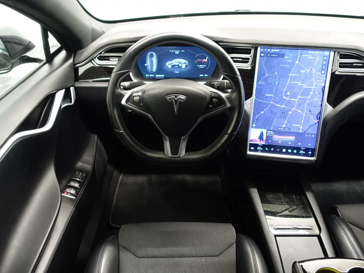 75 Base Black Pack- SOH 88%, Panoramadak,  Alcantara Interieur afwerking, Autopilot