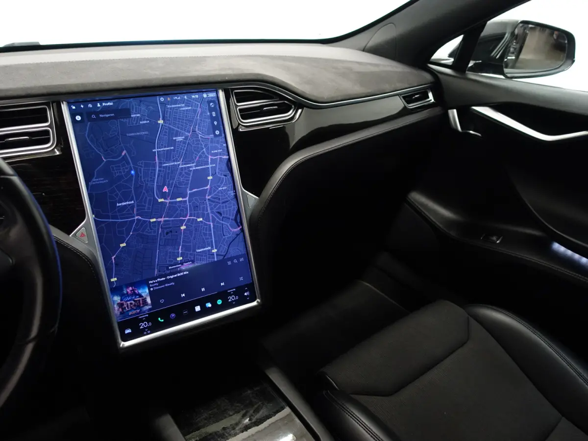 75 Base Black Pack- SOH 88%, Panoramadak,  Alcantara Interieur afwerking, Autopilot