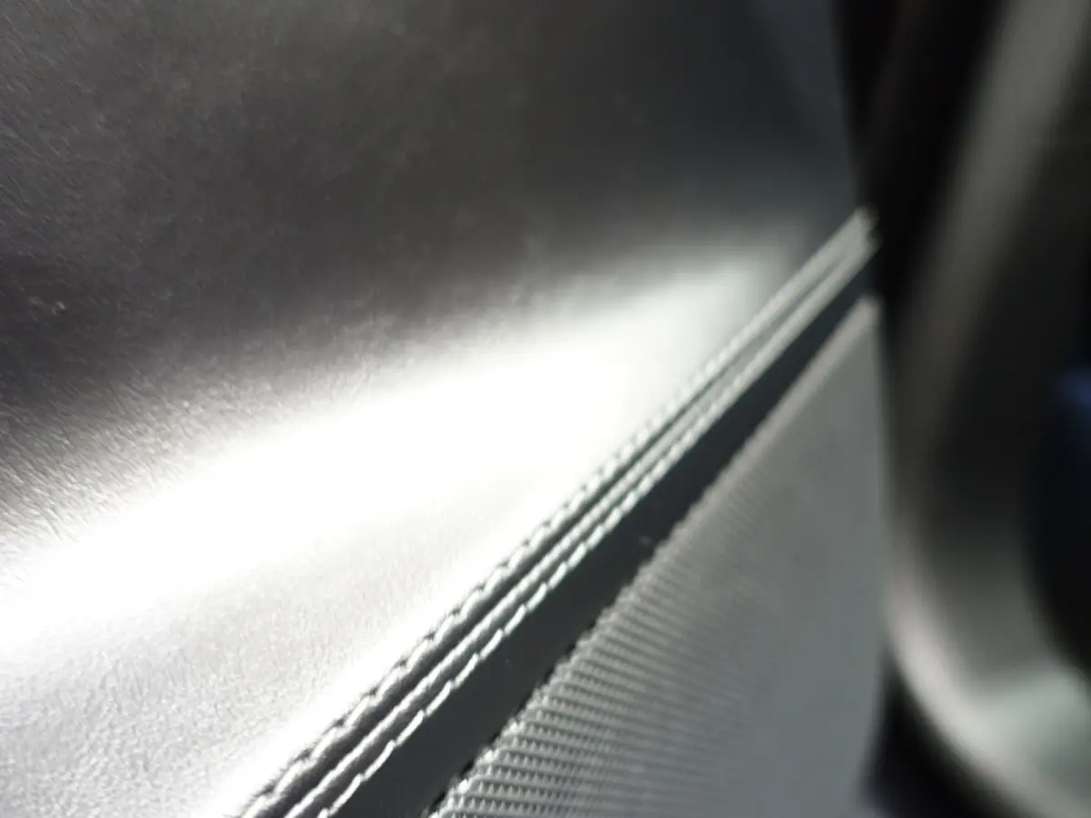 75 Base Black Pack- SOH 88%, Panoramadak,  Alcantara Interieur afwerking, Autopilot