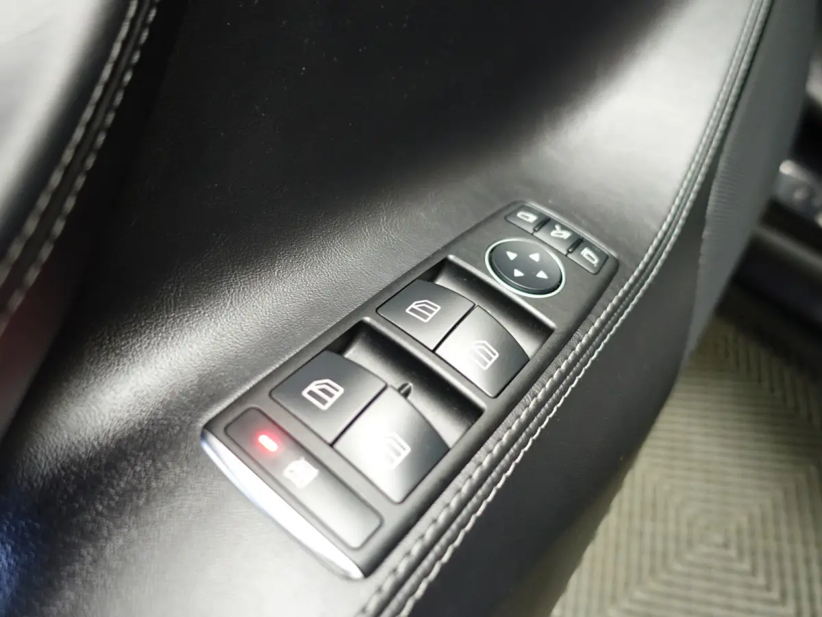 75 Base Black Pack- SOH 88%, Panoramadak,  Alcantara Interieur afwerking, Autopilot