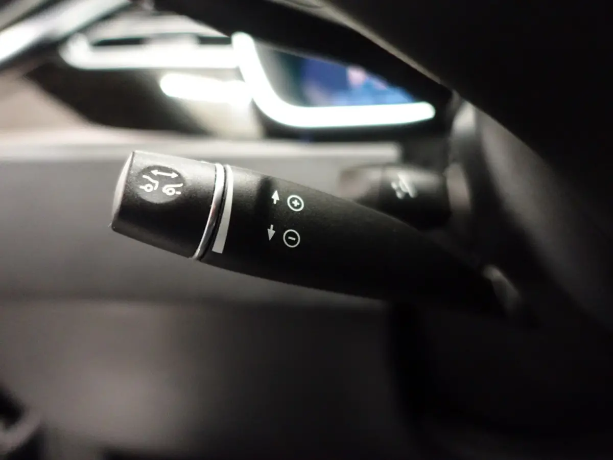 75 Base Black Pack- SOH 88%, Panoramadak,  Alcantara Interieur afwerking, Autopilot