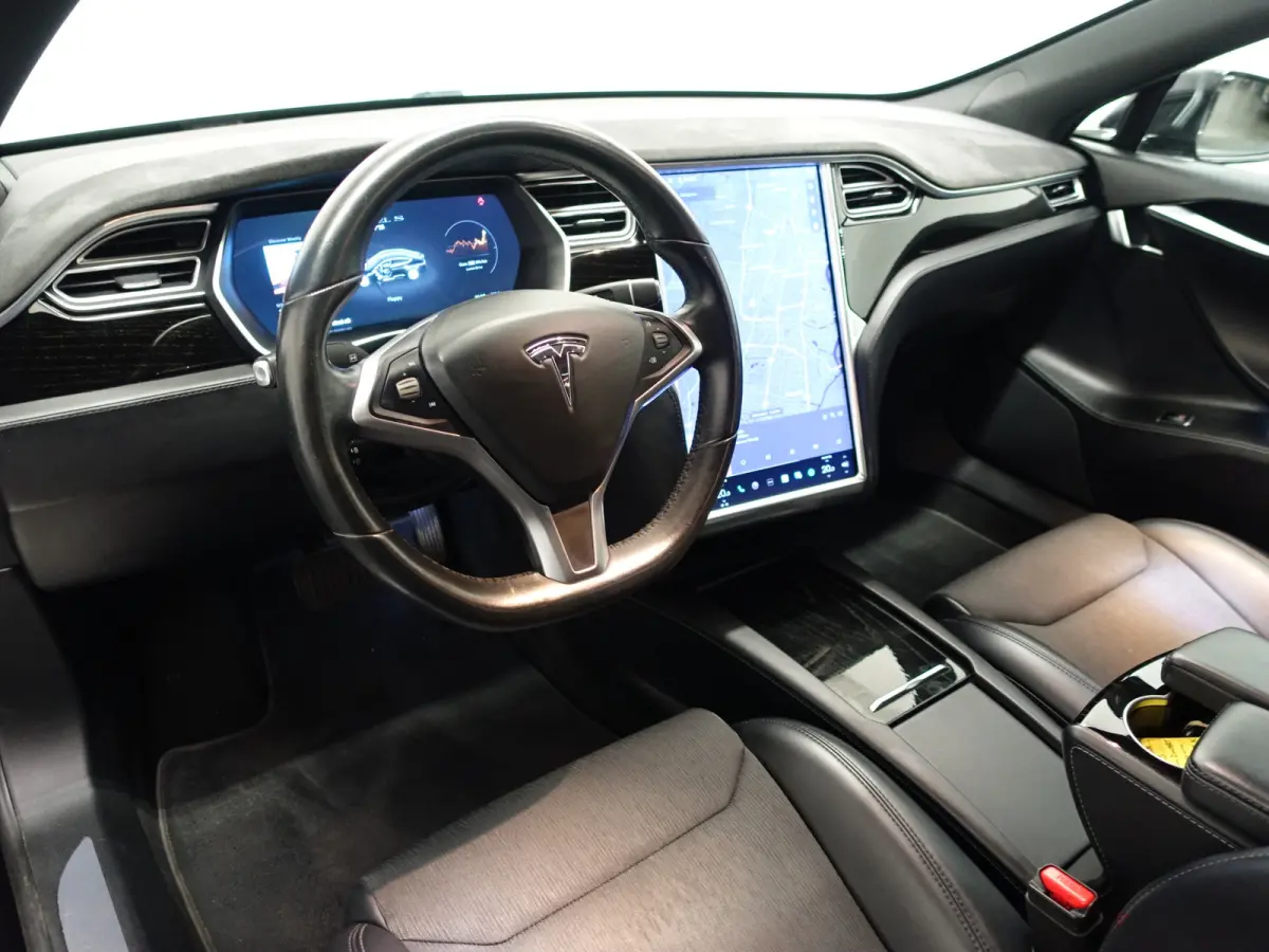 75 Base Black Pack- SOH 88%, Panoramadak,  Alcantara Interieur afwerking, Autopilot