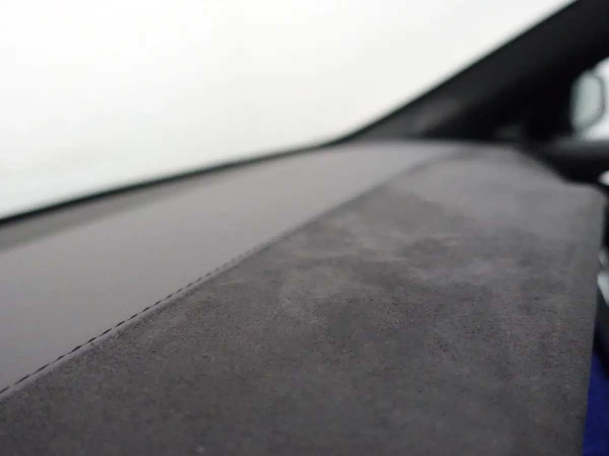 75 Base Black Pack- SOH 88%, Panoramadak,  Alcantara Interieur afwerking, Autopilot
