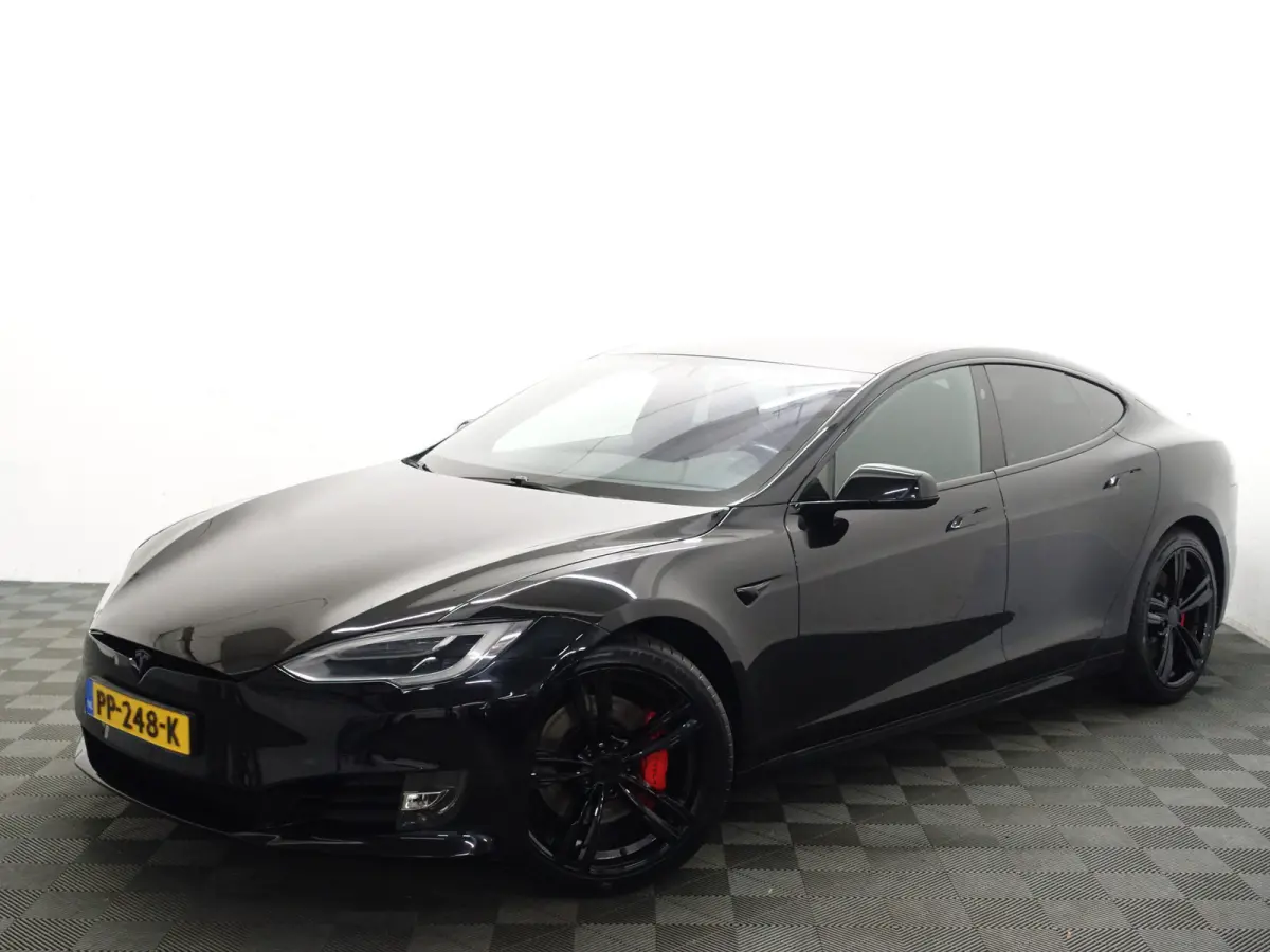 75 Base Black Pack- SOH 88%, Panoramadak,  Alcantara Interieur afwerking, Autopilot