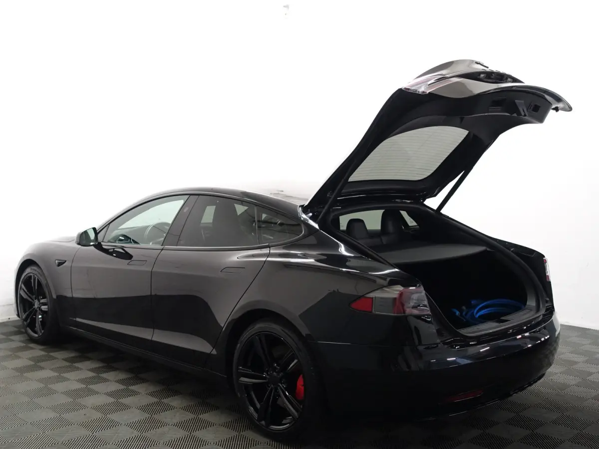 75 Base Black Pack- SOH 88%, Panoramadak,  Alcantara Interieur afwerking, Autopilot