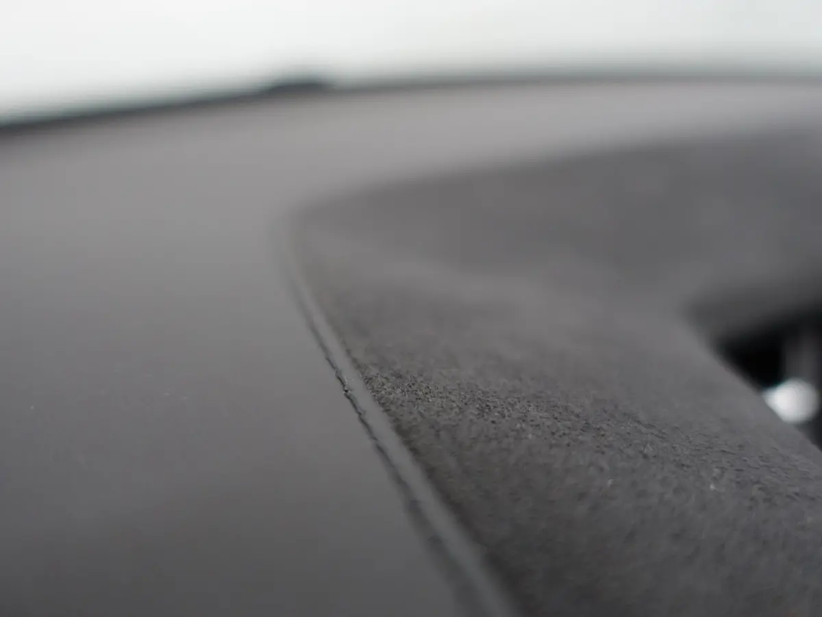 75 Base Black Pack- SOH 88%, Panoramadak,  Alcantara Interieur afwerking, Autopilot