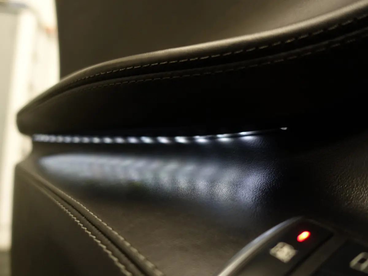 75 Base Black Pack- SOH 88%, Panoramadak,  Alcantara Interieur afwerking, Autopilot
