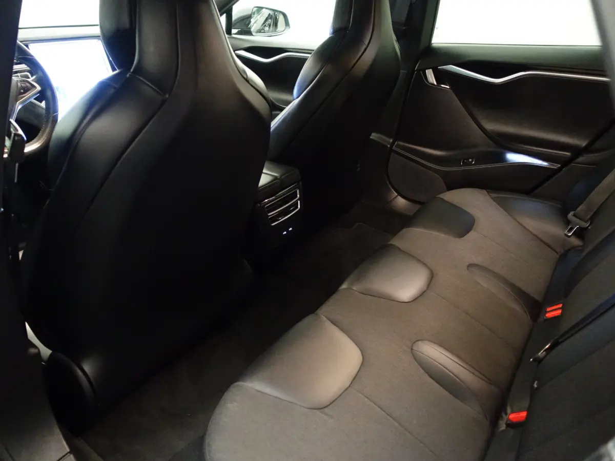 75 Base Black Pack- SOH 88%, Panoramadak,  Alcantara Interieur afwerking, Autopilot