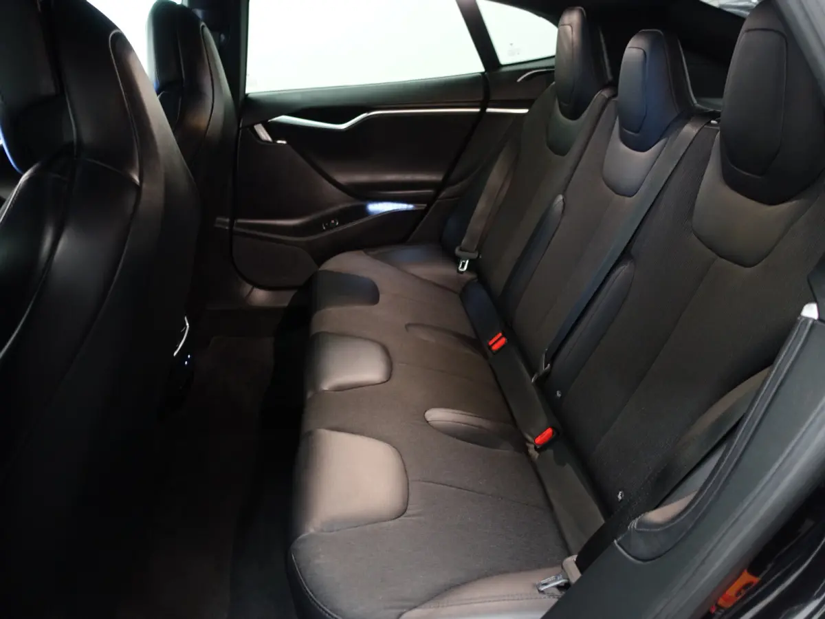 75 Base Black Pack- SOH 88%, Panoramadak,  Alcantara Interieur afwerking, Autopilot