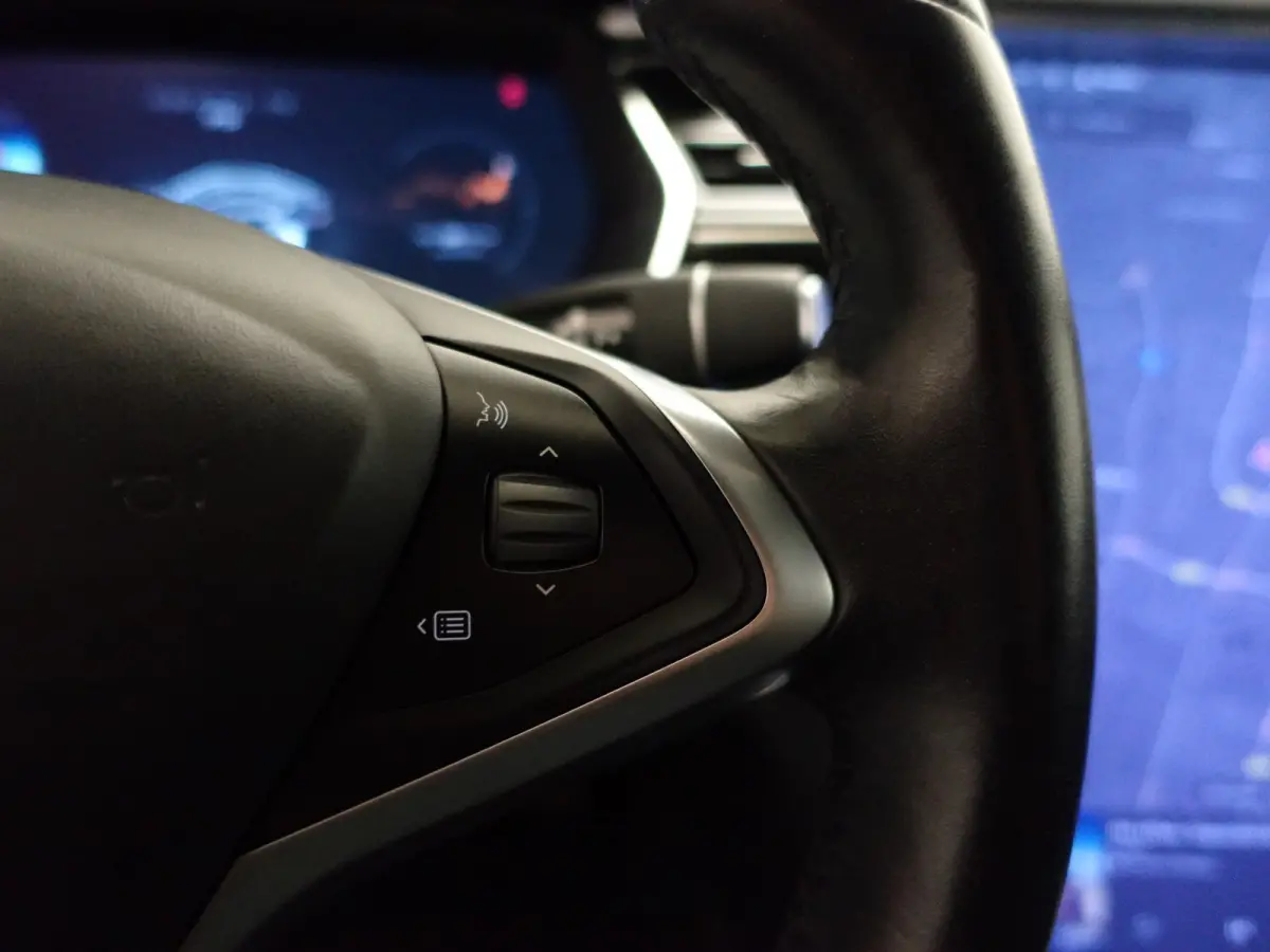 75 Base Black Pack- SOH 88%, Panoramadak,  Alcantara Interieur afwerking, Autopilot