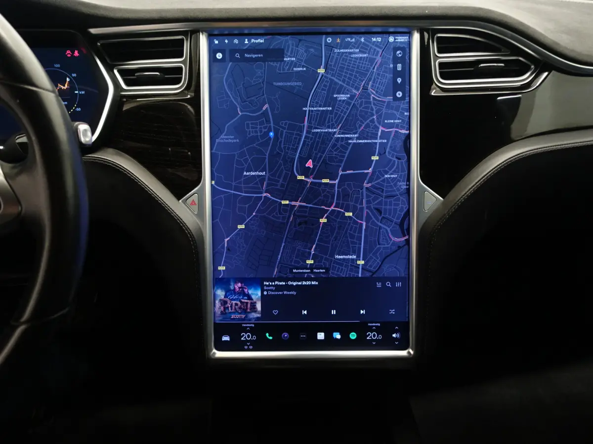 75 Base Black Pack- SOH 88%, Panoramadak,  Alcantara Interieur afwerking, Autopilot