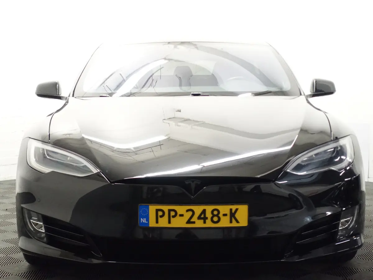 75 Base Black Pack- SOH 88%, Panoramadak,  Alcantara Interieur afwerking, Autopilot