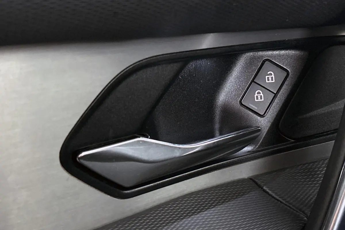 P300e 1.5 R-Dynamic SE Leder Achteruitrijcamera Apple CarPlay