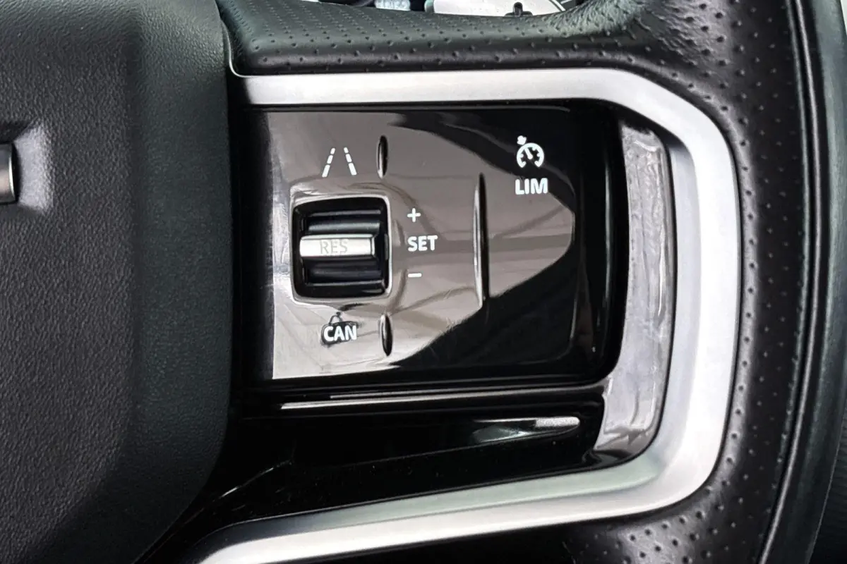 P300e 1.5 R-Dynamic SE Leder Achteruitrijcamera Apple CarPlay