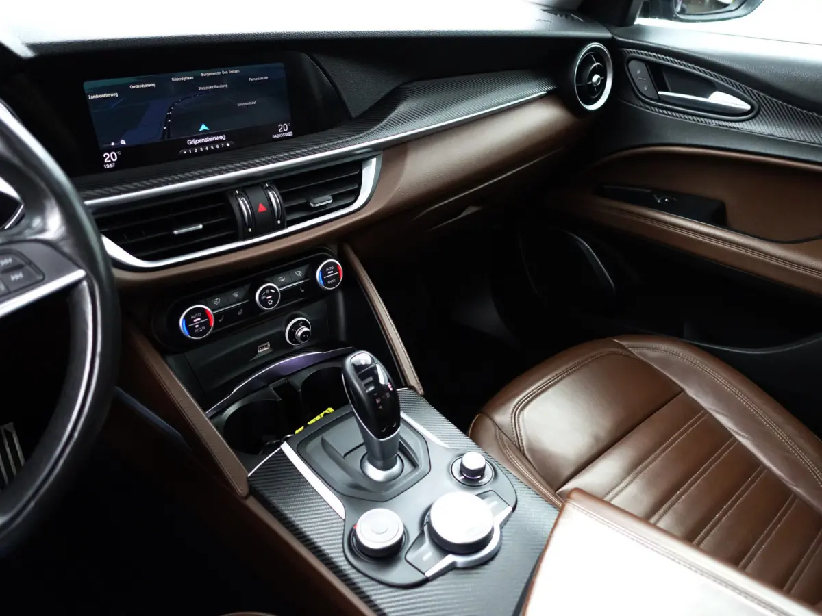 2.0 T AWD First Edition Aut- Panoramadak, Design Leder, Stuur/Stoelverwarming, Memory, Carbon