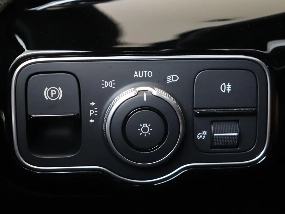 180 AMG Line /Panoramadak /Nightpakket /18 Inch /CarPlay