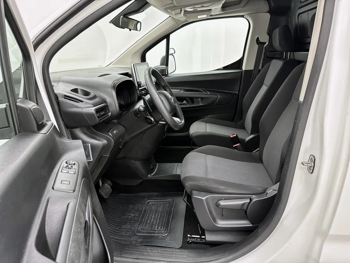 1.5 D-4D Professional Automaat Navigatie Betimmering Cruise control