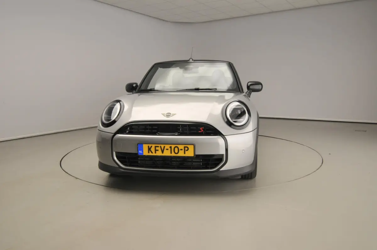 S Automaat / Sportstoelen / LED / Park assist / Head-up / Stoelverwarming / Alu wielen 17 inch