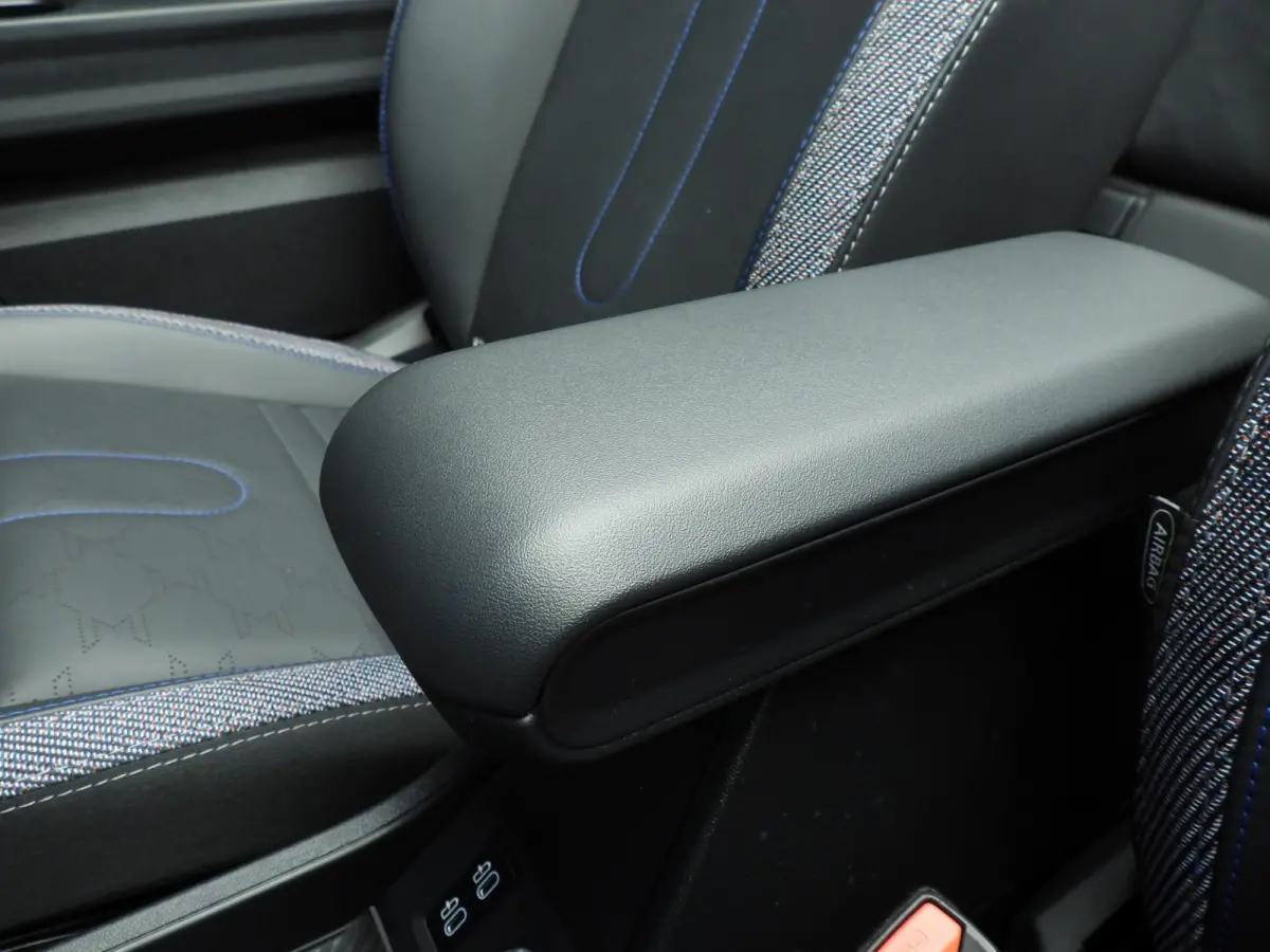 S Automaat / Sportstoelen / LED / Park assist / Head-up / Stoelverwarming / Alu wielen 17 inch