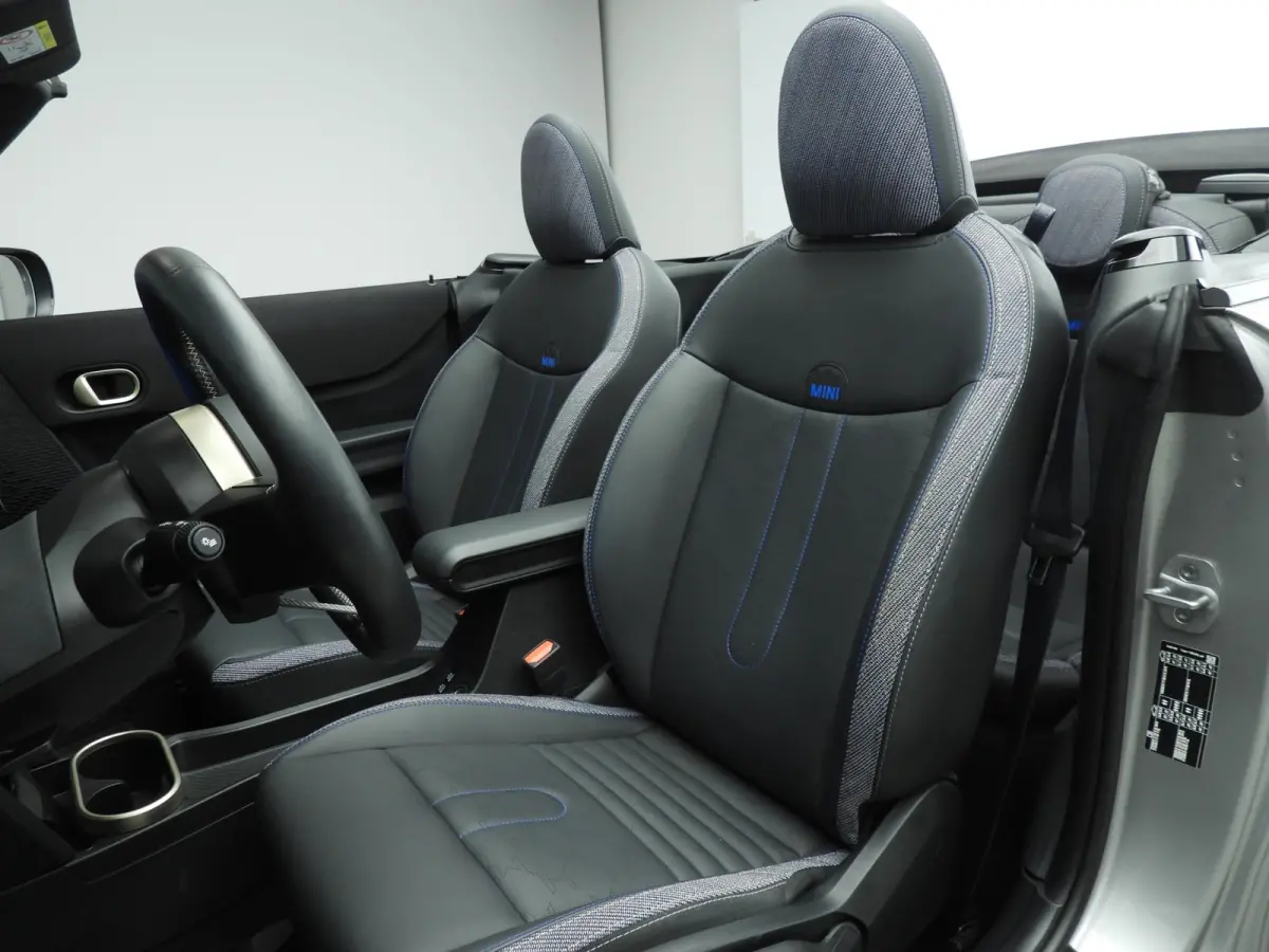 S Automaat / Sportstoelen / LED / Park assist / Head-up / Stoelverwarming / Alu wielen 17 inch