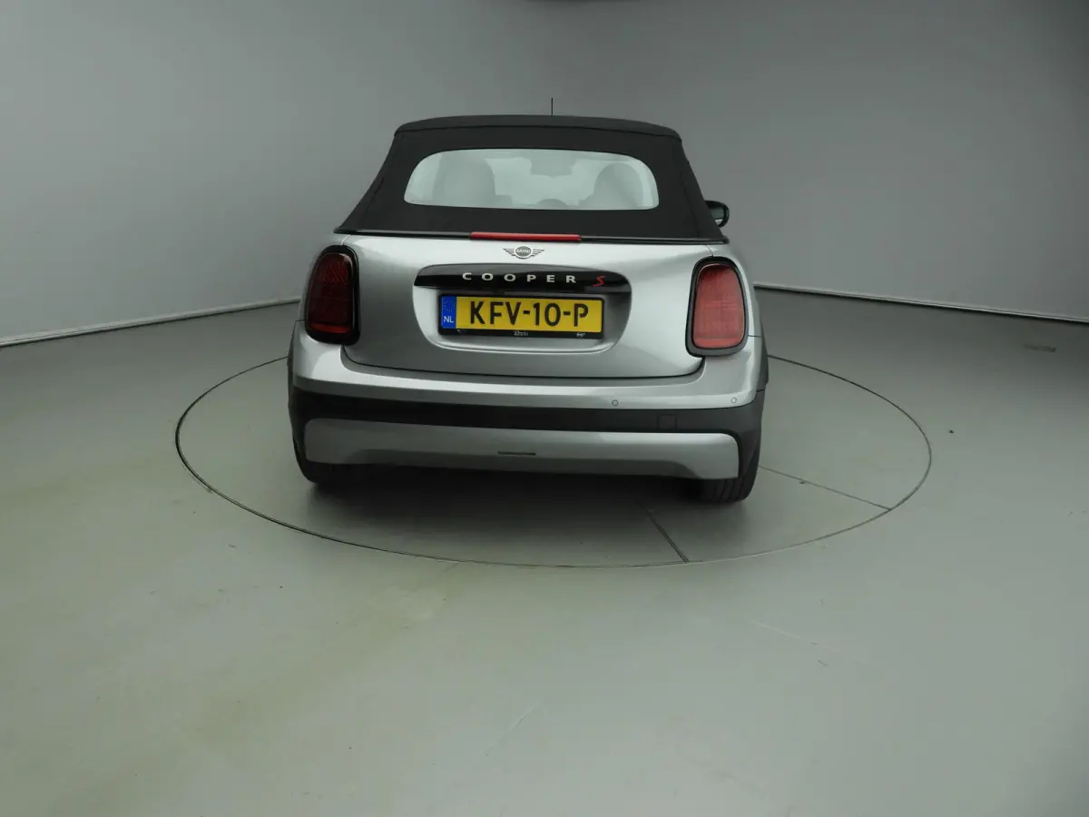 S Automaat / Sportstoelen / LED / Park assist / Head-up / Stoelverwarming / Alu wielen 17 inch