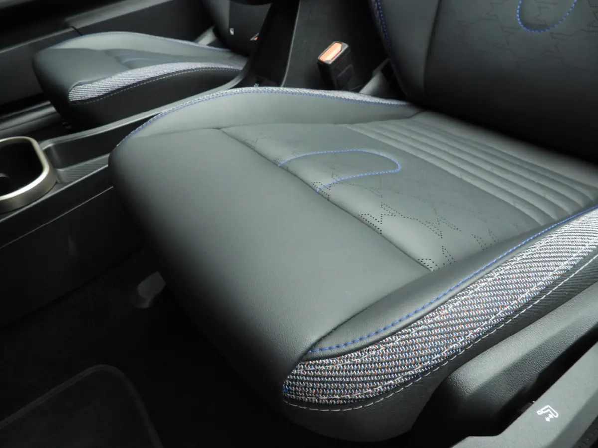 S Automaat / Sportstoelen / LED / Park assist / Head-up / Stoelverwarming / Alu wielen 17 inch
