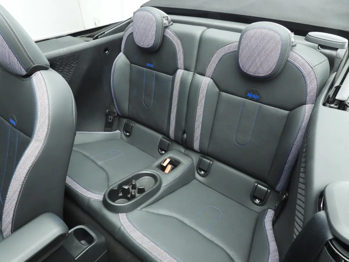 S Automaat / Sportstoelen / LED / Park assist / Head-up / Stoelverwarming / Alu wielen 17 inch